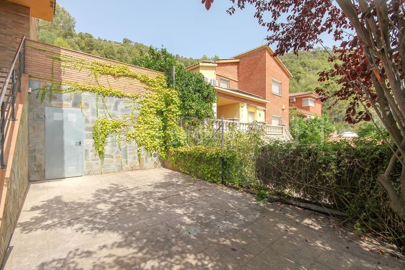 Foto 5e8114a0-78b9-433b-8173-b4023c557a8c. Casa amb calefacció aparcament piscina a Cervelló