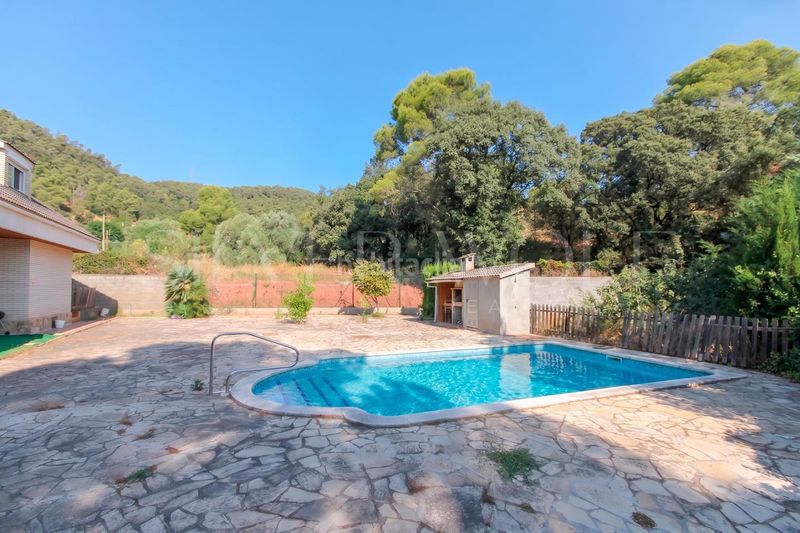 Foto 4c8f50e8-433f-4427-80e4-6096a2a1c725. Casa amb calefacció aparcament piscina a Torrelles de Llobregat