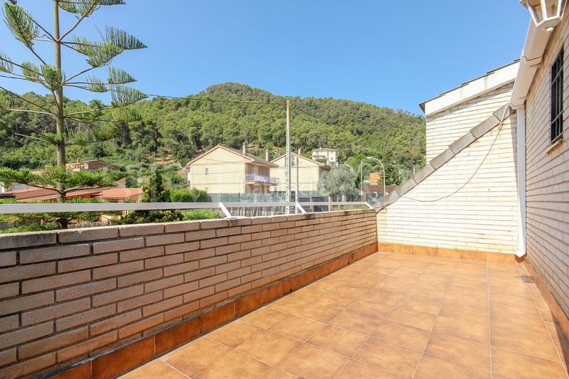 Foto 60ad17b1-18f3-470b-908b-c5eb3b4bc4f2. Casa amb calefacció aparcament piscina a Torrelles de Llobregat