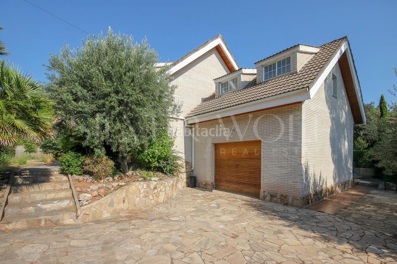 Foto 999d9617-85c1-45f0-9904-49219cb520e2. Casa amb calefacció aparcament piscina a Torrelles de Llobregat