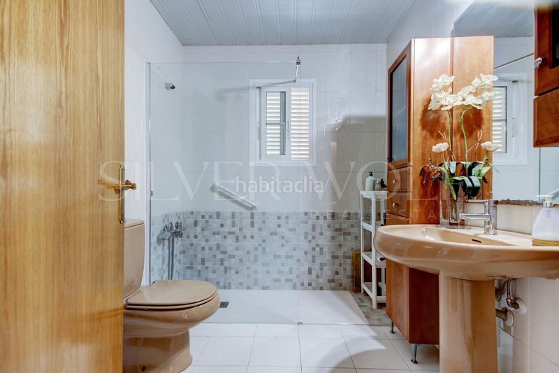 Foto ca39df3d-4718-4932-b7c8-76eea1ad34c8. Casa amb calefacció aparcament piscina a Torrelles de Llobregat