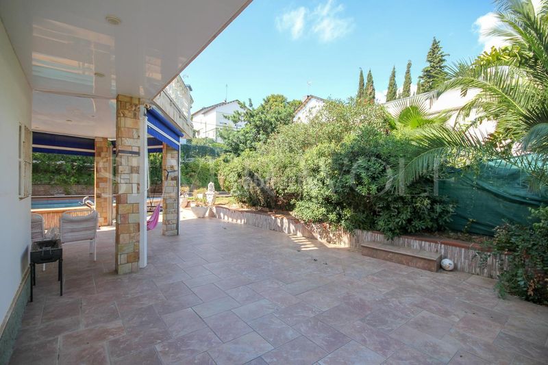 Foto 17af1f39-76e8-4416-9a95-7d7738a31f82. Casa amb calefacció aparcament piscina a Montmar Castelldefels