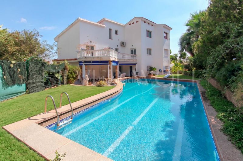 Foto 5ef5b9ac-cc48-4e69-bb72-1bc68d19f8dd. Casa amb calefacció aparcament piscina a Montmar Castelldefels
