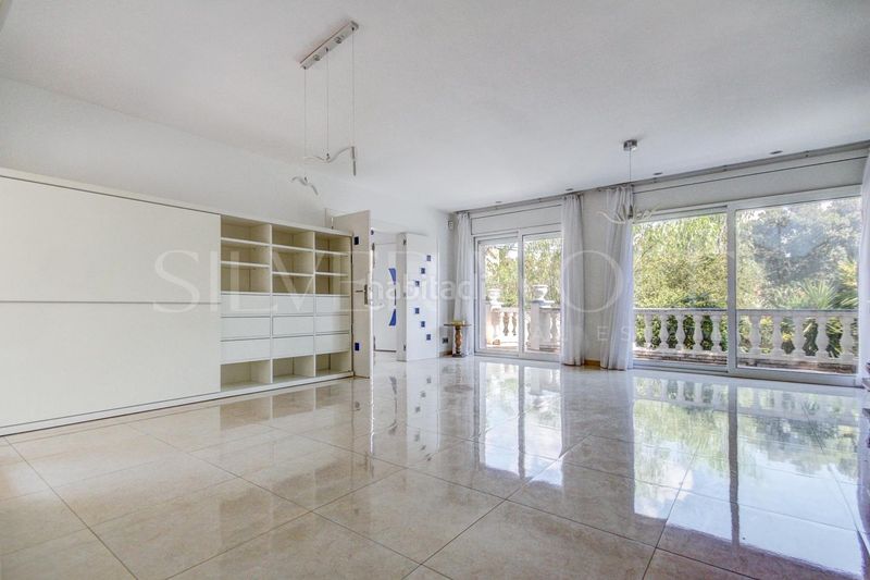 Foto 83b9c55b-cf46-4614-997f-7055f6df2468. Casa amb calefacció aparcament piscina a Montmar Castelldefels