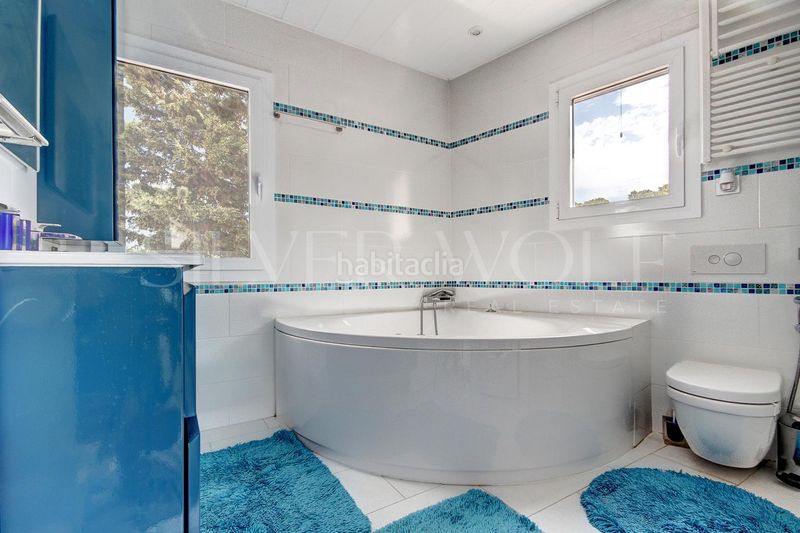 Foto e10fc47a-aaf1-411c-9824-beb966346672. Casa amb calefacció aparcament piscina a Montmar Castelldefels