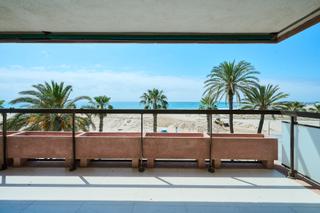 Flat in Carrer dels atinents 3. Vivenda a primera linea de mar