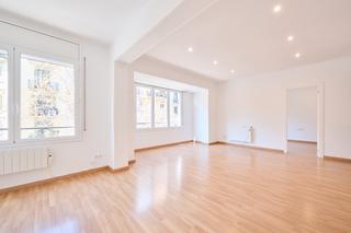 Appartement à Carrer de villarroel 6. Luminosa vivienda en eixample izquierda