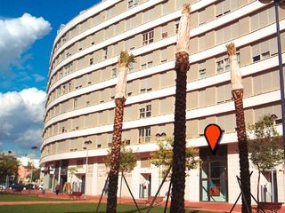 Lloguer Local Comercial en N/a. Se trata de un local comercial-oficinas de 243 m2 ubicado en la
