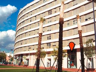 Lloguer Local Comercial a Plaça vilanova d'alcolea 8. Se trata de un local comercial-oficinas de 243 m2 ubicado en la