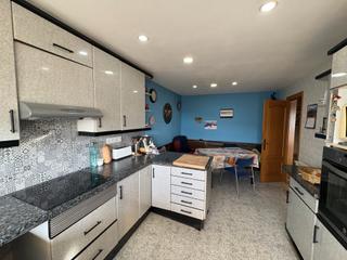 Pis  Carrer de lleida. Luminoso y amplio piso con plaza de parking