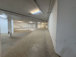 Lloguer Local Comercial  Carrer de la font. Local comercial de 300 m² con acceso para vehículos en manresa