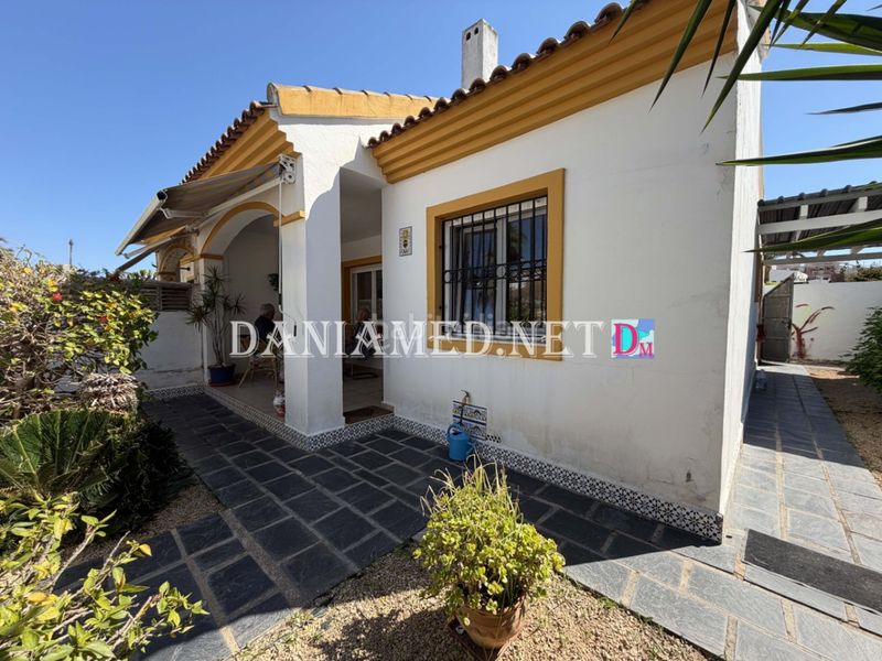 Foto b64add1f-7dd5-4d31-8971-37e7f2bd67ab. Chalet en Verger (el)