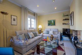 Casa adossada a Centre. Casa unifamiliar esquinera en venta en pineda de mar