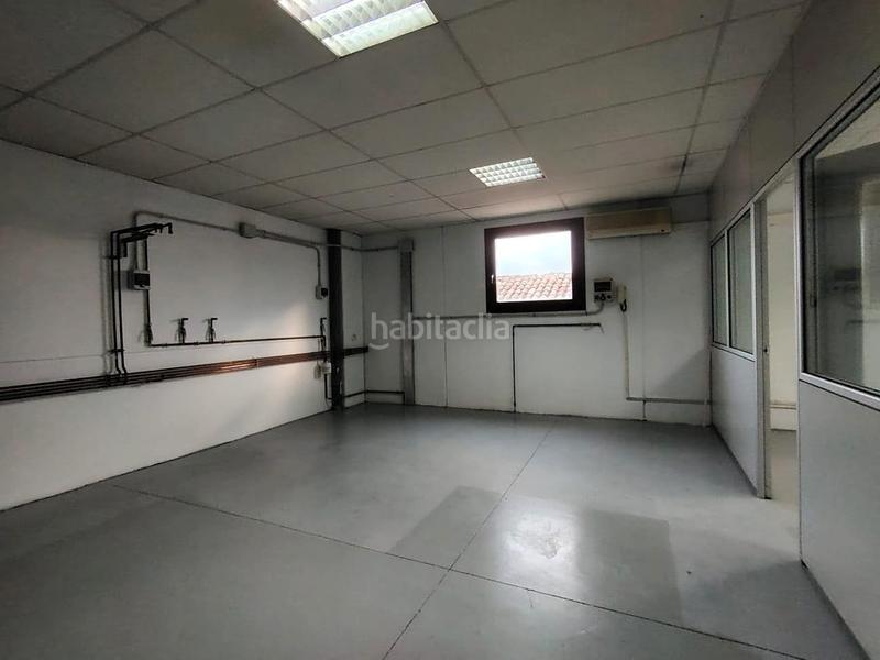 Foto bf3b3a00-560a-42ae-bed0-85903cdd2a54. Bâtiment à usage industriel dans Ca n'Aurell Terrassa