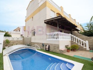 Chalet  Carrer del cap de l'albir. Chalet pareado en esquina, con piscina