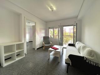 Alquiler Piso  Avenida blasco ibañez. Piso de 4 habitaciones junto a las universidades  larga estancia