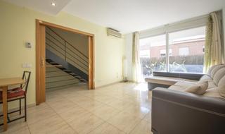 Casa adossada a Carrer girona 19. Casa con terraza alquilada al 4,7 de rentabilidad