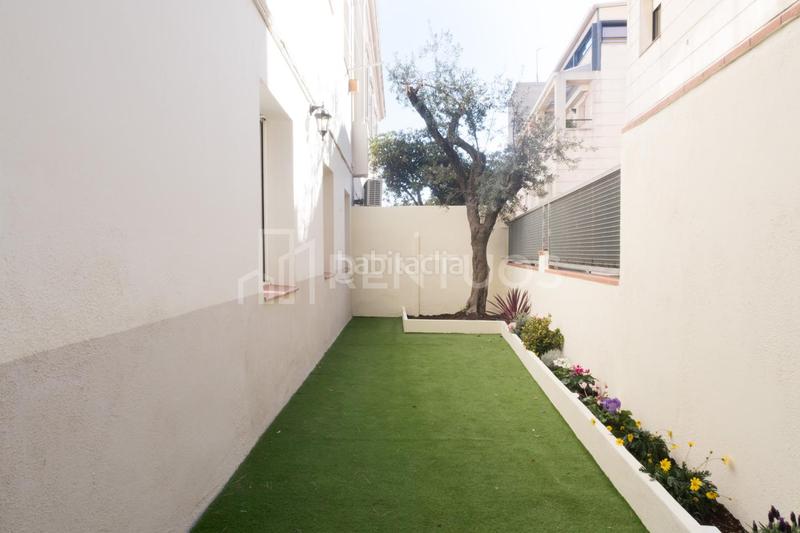 Foto 7db695ff-8ec5-4151-a53d-8fa4c5784640. Alquiler planta baja encantadora planta baja con jardín en el tranquilo viaducto de vallcarca en Barcelona