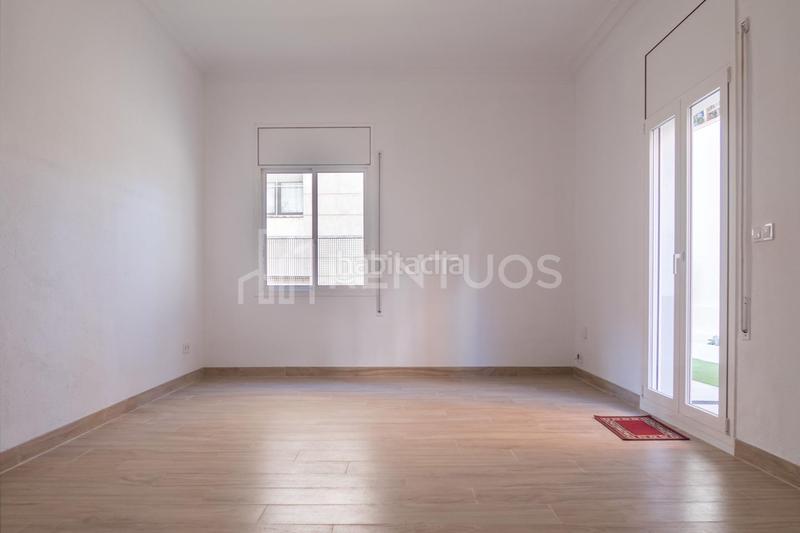 Foto f1b4e13c-defc-4e99-bd9a-37648b8a9723. Lloguer planta baixa amb calefacció aparcament a Barcelona