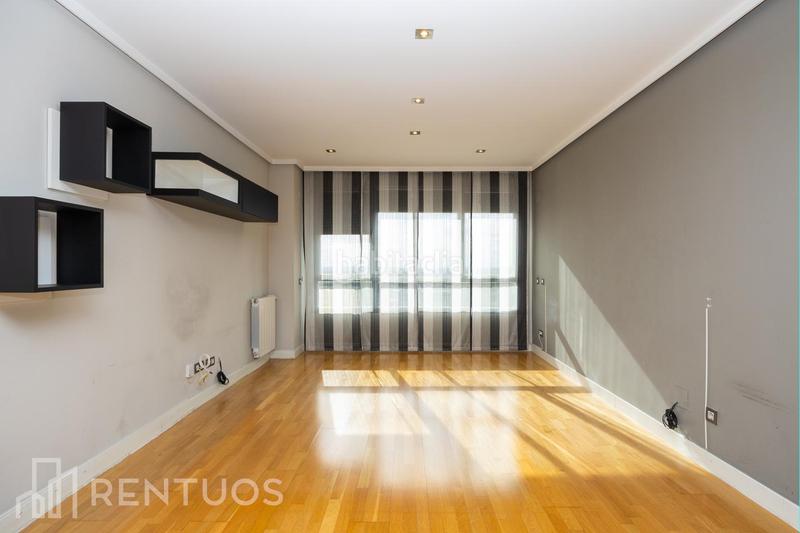 Foto 5e355ef3-52e3-4f4a-828a-d049623ec300. Alquiler piso elegante piso con garaje y piscina en ensanche de vallecas en Madrid