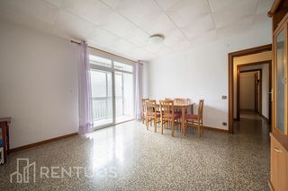 Rent Flat  De la indústria. Acogedor piso exterior con galería