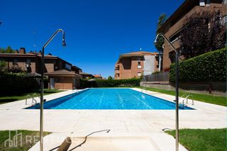 Location Appartement  Calle antonio machado. Amplio piso con terraza acristalada y piscina comunitaria