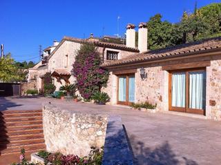 Masia a Urbanitzacions. Autntica masa totalmente rehabilitada situada  en castell d'ar