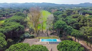 Xalet a Pals. Magnifica villa en el campo de golf y a 5 minutos de la playa.