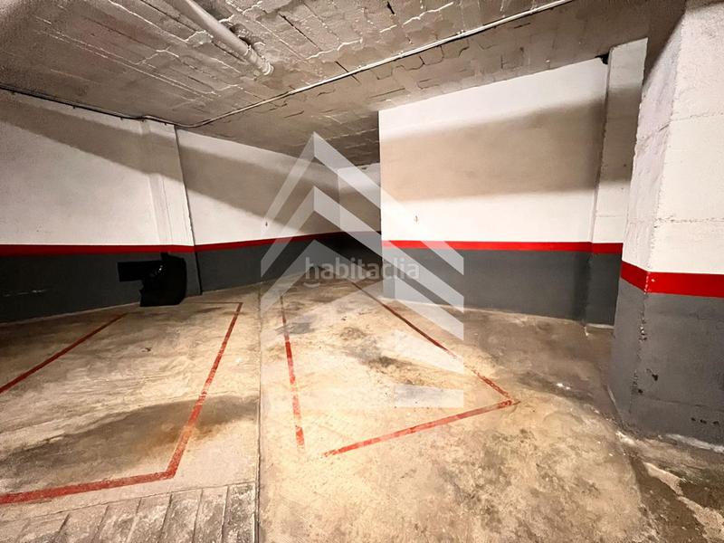 Foto eae0117e-c10f-49ff-8bfe-a8d66d8acccd. Parking coche en Sants-Badal Barcelona