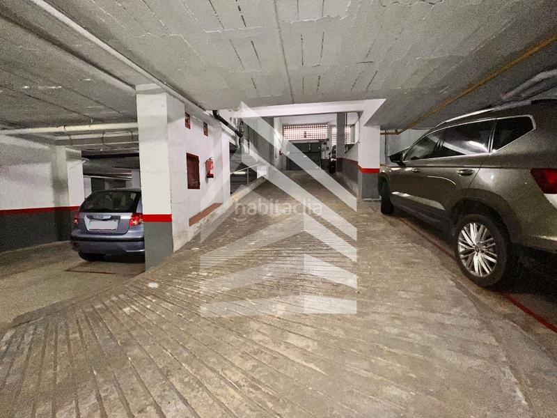 Foto 94ff0300-c8e0-4132-8d6d-ece2fdda5568. Parking voiture dans Sants-Badal Barcelona