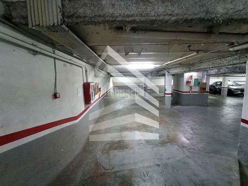 Foto 8de65ed0-71a1-4275-8ad9-4e0d2bc8de45. Parking coche en Sants-Badal Barcelona