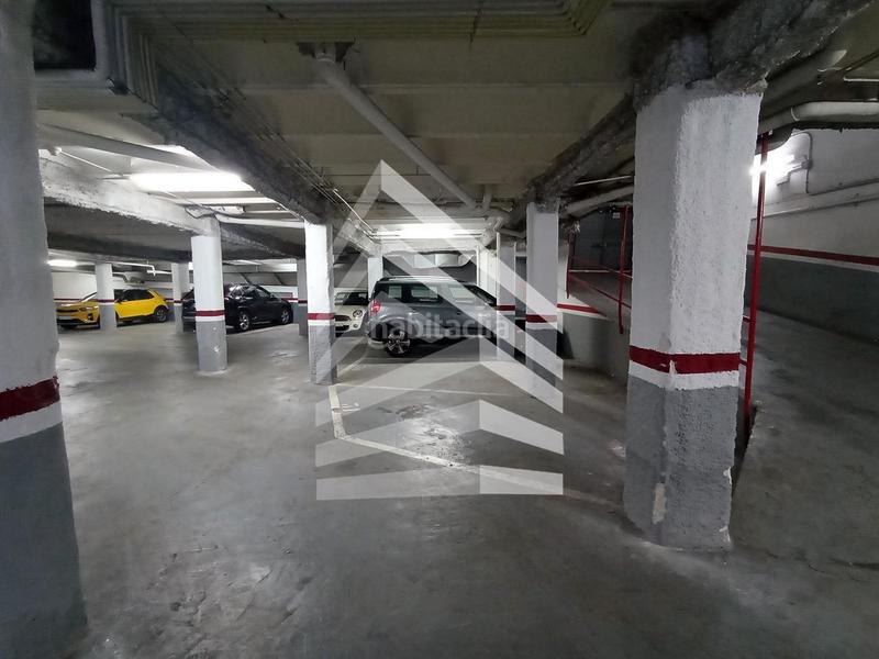 Foto 96d865a8-d57c-43f3-8c46-a56b1860e86b. Parking coche en Sants-Badal Barcelona