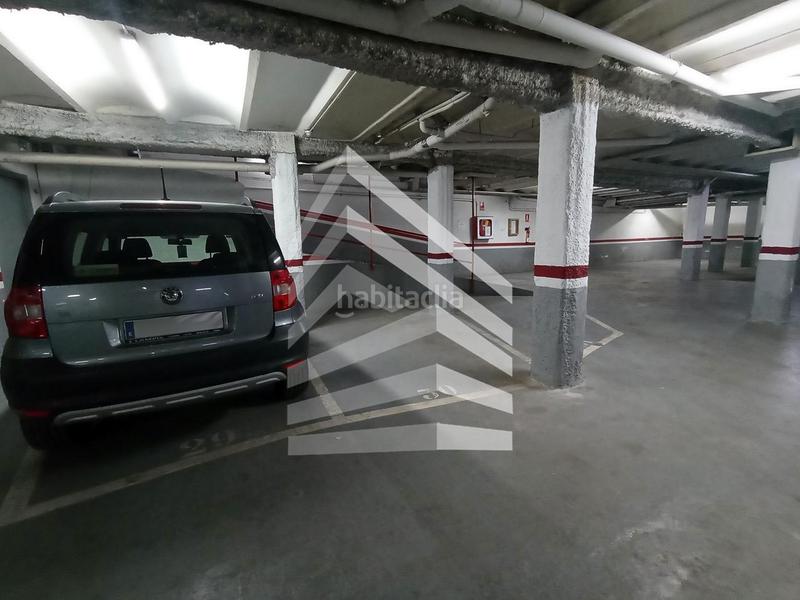 Foto d126a7fe-d599-495d-b018-a399e8e671f1. Parking coche en Sants-Badal Barcelona
