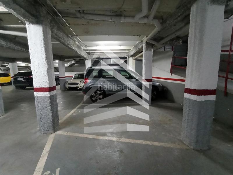 Foto fe103de0-1ff4-45e5-b7c4-408b74819ee7. Parking coche en Sants-Badal Barcelona