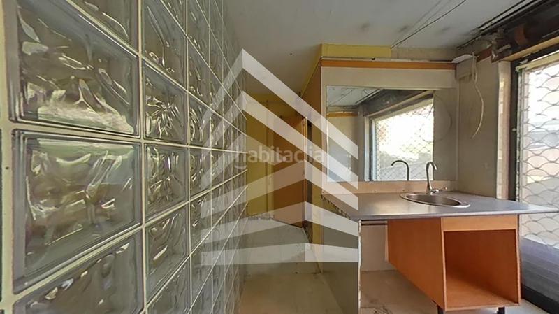 Foto c9b22d7e-ecd0-44a9-87ad-8a1063731d5e. Local comercial en Llefià Badalona