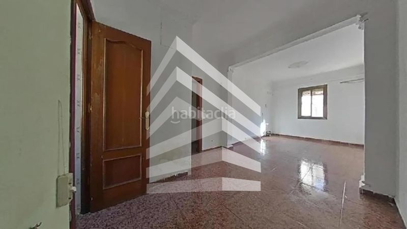 Foto 560c043e-3e71-4fa9-a6f8-dfb2b34664b3. Pis a Raval Barcelona