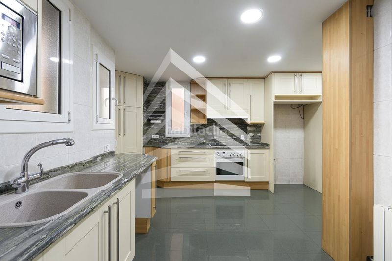 Foto e18e6668-b8dd-4adc-923a-5c8ea2da565e. Pis amb calefacció aparcament a Sant Gervasi - Bonanova Barcelona