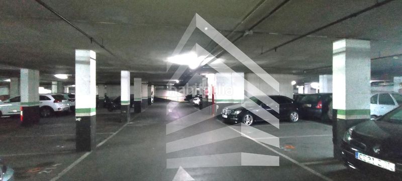 Foto b0b5f90a-9b57-4c82-b385-67fa3c26d4c0. Aparcament cotxe a Hostafrancs Barcelona