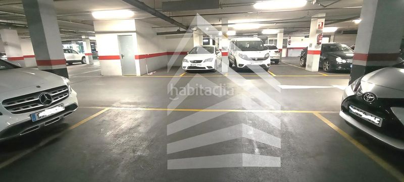 Foto c7c1d7ee-a679-4f59-ae32-8f8236e34c3f. Aparcament cotxe a Hostafrancs Barcelona