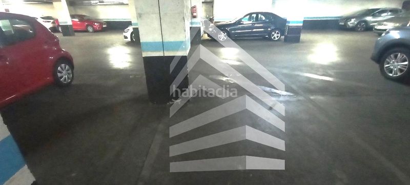 Foto cc9bbe46-7c78-4cf6-bc9a-d8e04e49b3fe. Aparcament cotxe a Hostafrancs Barcelona