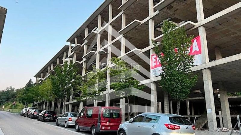 Foto c9da7bf7-772f-4dd3-93e9-7242713bf0da. Edificio in Olot