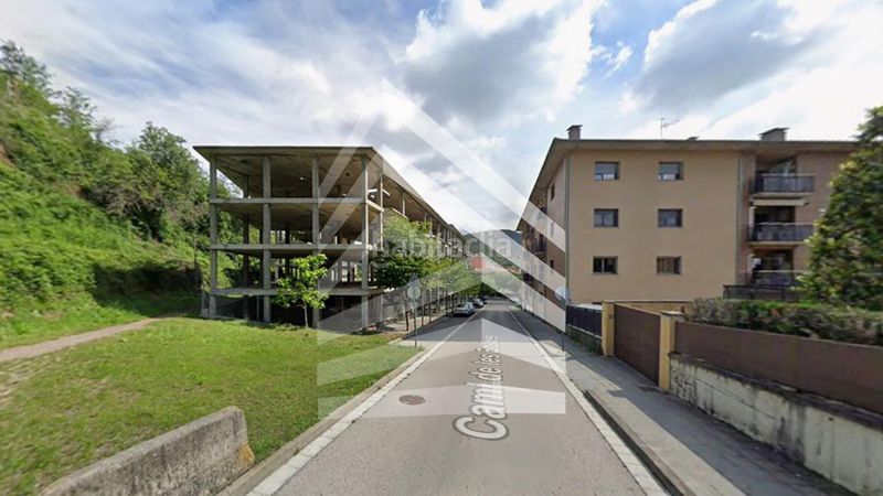 Foto d542bab3-6e96-424f-80aa-3373d3a289f2. Edificio in Olot