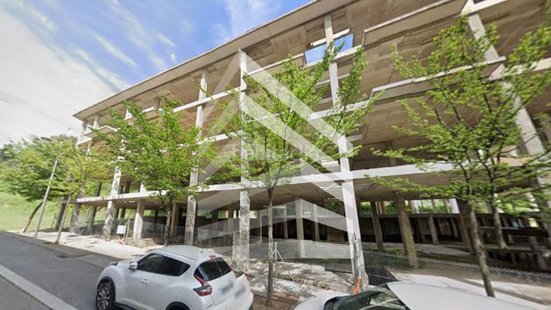 Foto f78b1abe-08c9-4d5b-bc1c-054c38c9df5c. Edificio in Olot