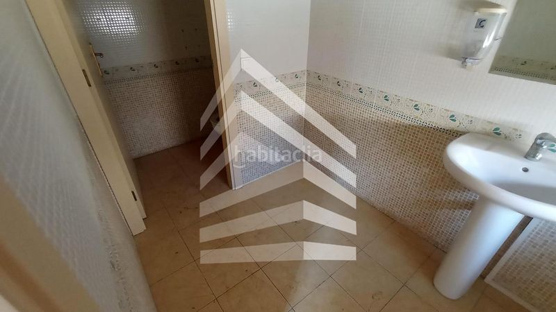 Foto 6082078a-666e-4379-9959-3095f1e1f4b1. Local comercial a Centre Viladecans