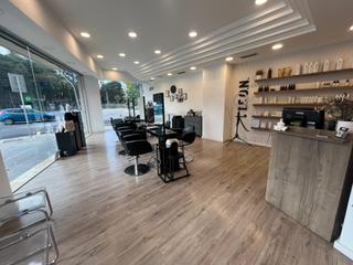 Traspàs Local Comercial  Calle  aragon. Se traspasa salón de peluquería en pleno funcionamiento