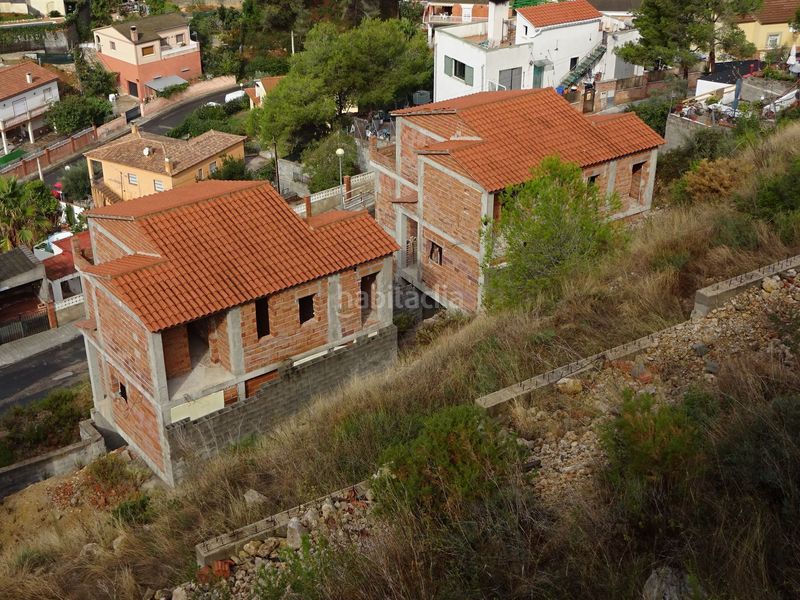Foto b81fdd14-6daa-47c3-9e22-2a66bd85784c. Edificio en calle pinos 14 en Castellet i la Gornal