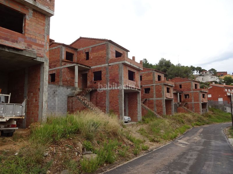 Foto c93d6063-8c1d-43c1-8289-d278b20cc06c. Edificio en calle pinos 14 en Castellet i la Gornal