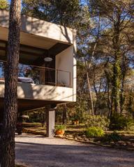 Casa  Alvets. Geometría moderna, serenidad natural.