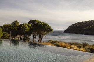House  Carretera de la rovellada. Excepcional propiedad frente al mar con acceso directo al mar me