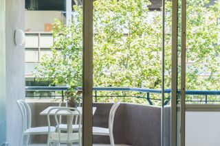 Pis  Carrer de viladomat 5. Exclusivo apartamento en planta alta con terraza, parking y tras